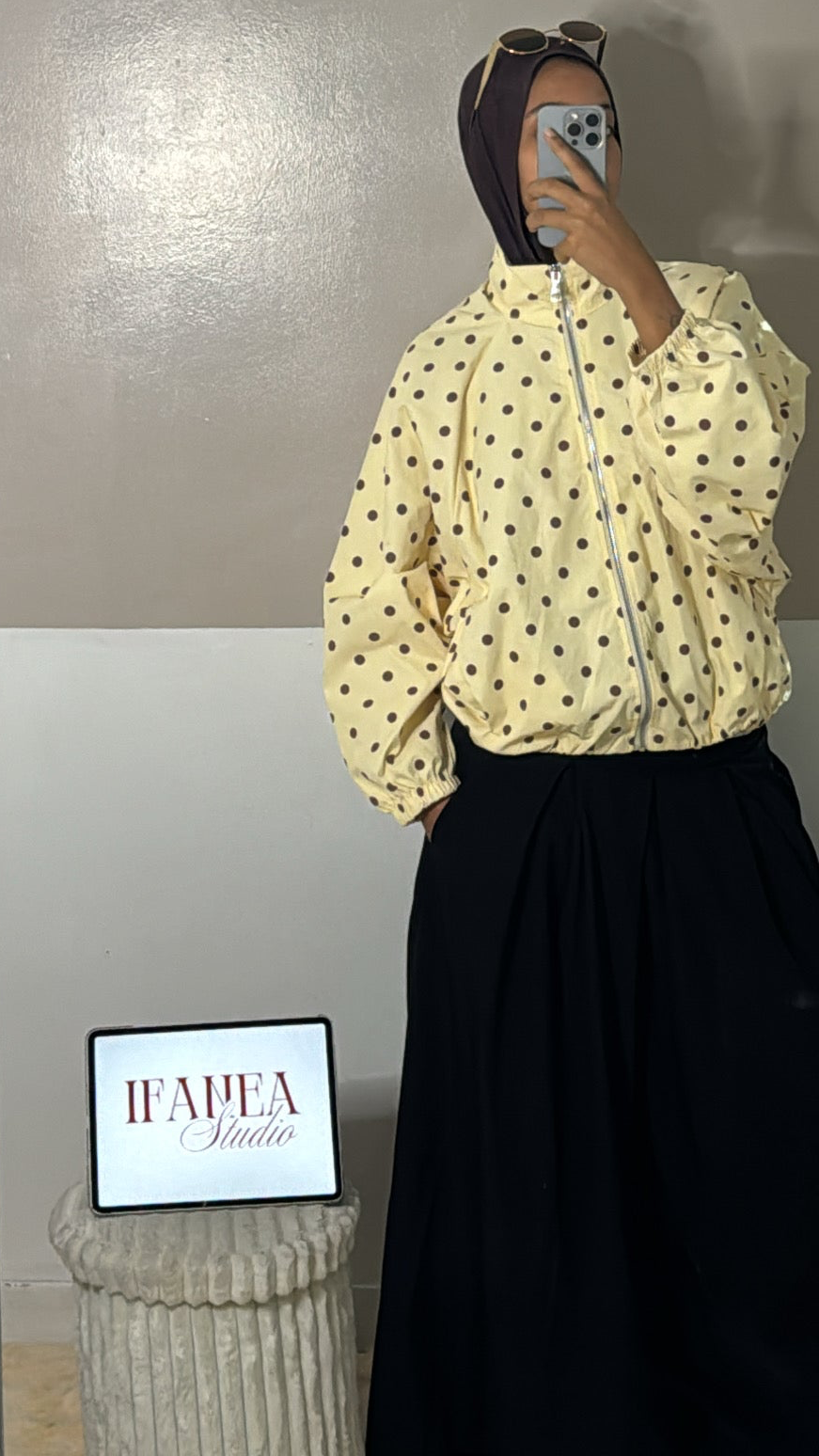 Veste jaune à pois marron