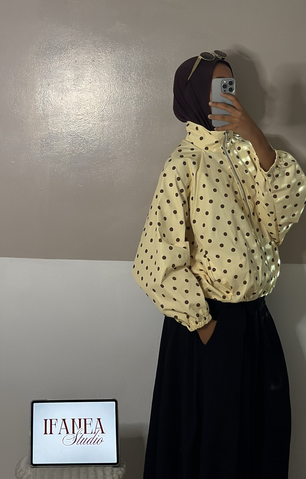 Veste jaune à pois marron